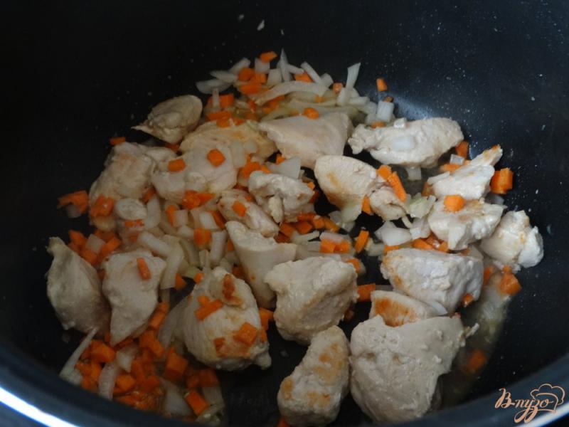 Фото приготовление рецепта: Плов с куриной грудкой и яблоками шаг №2