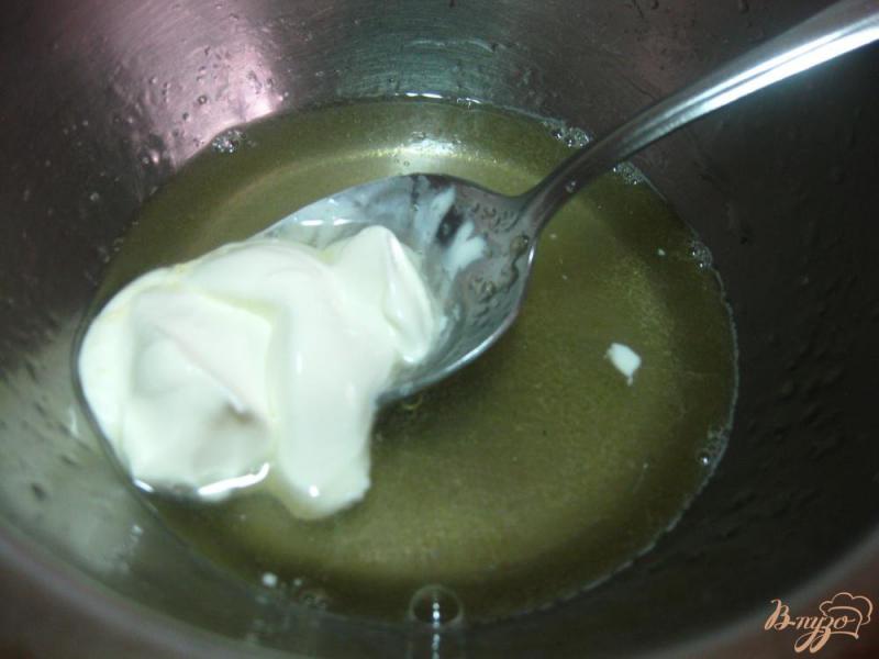 Фото приготовление рецепта: Желейный десерт со сметаной и смородиной шаг №3