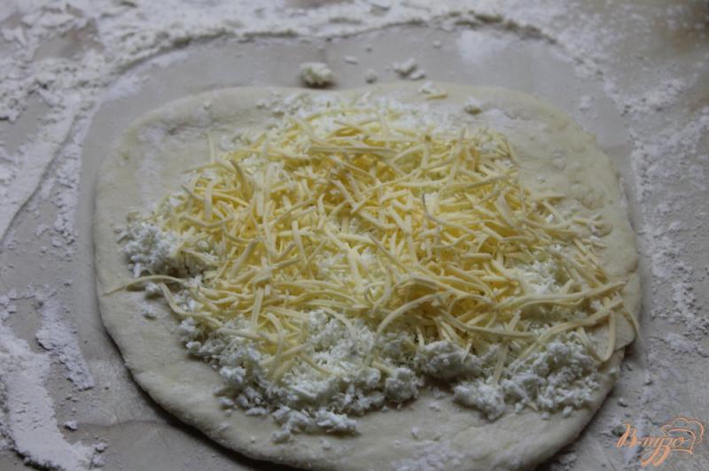 Фото приготовление рецепта: Хачапури с брынзой и российским сыром шаг №6