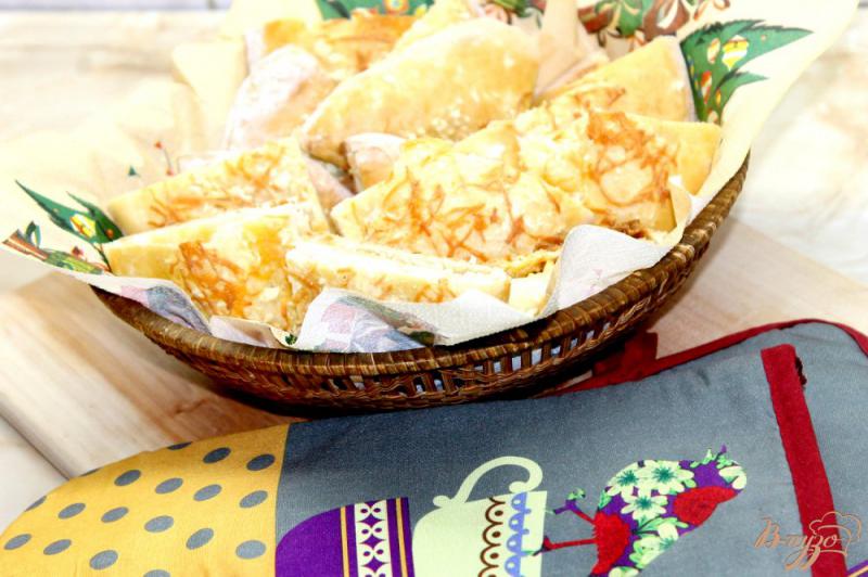 Фото приготовление рецепта: Хачапури с брынзой и российским сыром шаг №9