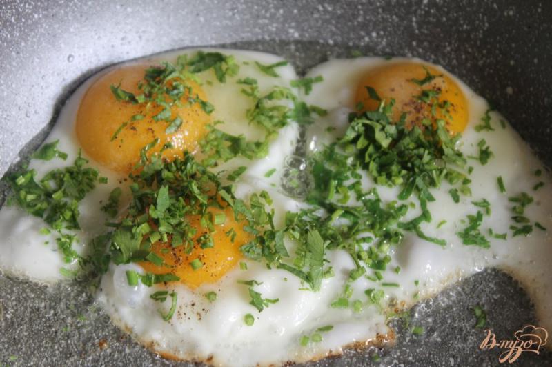 Фото приготовление рецепта: Яичница на завтрак с зеленью и пармезаном шаг №2
