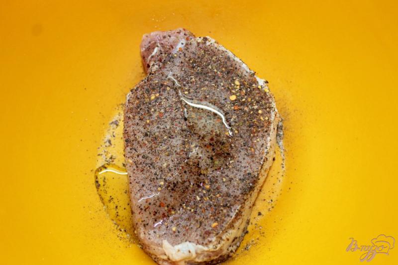 Фото приготовление рецепта: Свиной стейк с грибами гриль шаг №2