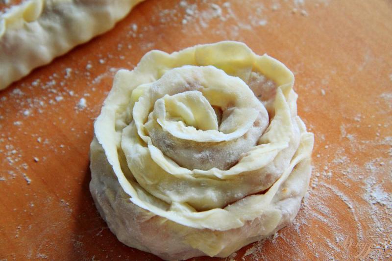 Фото приготовление рецепта: Манты - розочки с рубленным мясом, луком и картофелем шаг №10