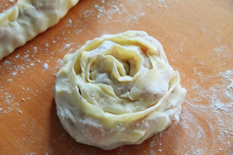 Фото приготовление рецепта: Манты - розочки с рубленным мясом, луком и картофелем шаг №9