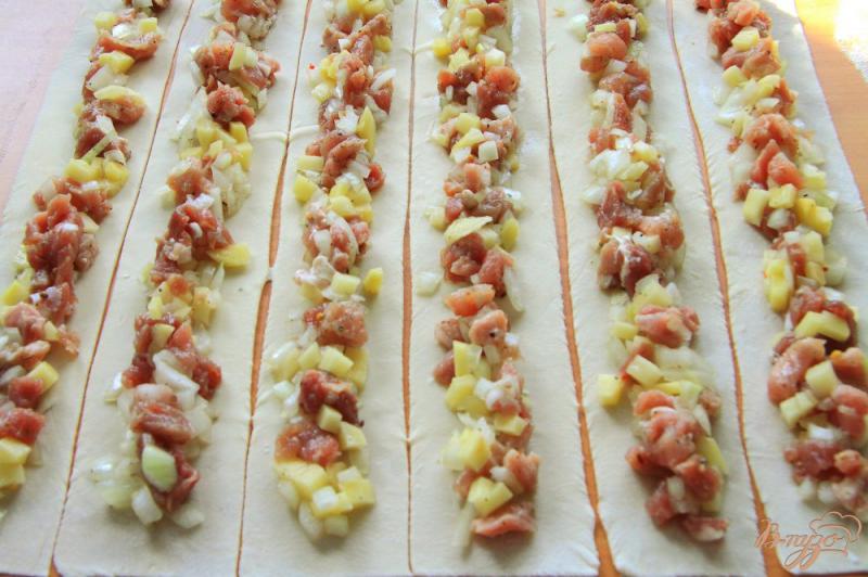Фото приготовление рецепта: Манты - розочки с рубленным мясом, луком и картофелем шаг №7