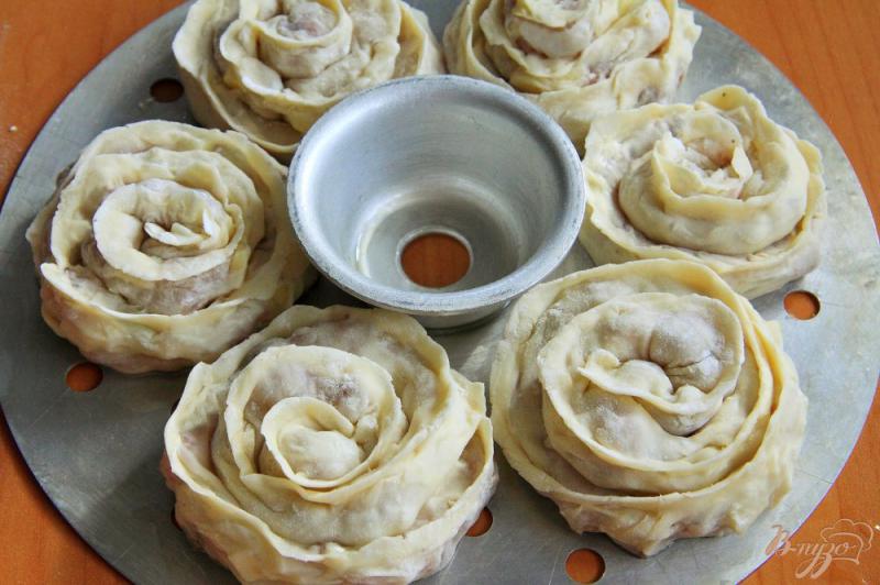 Фото приготовление рецепта: Манты - розочки с рубленным мясом, луком и картофелем шаг №11