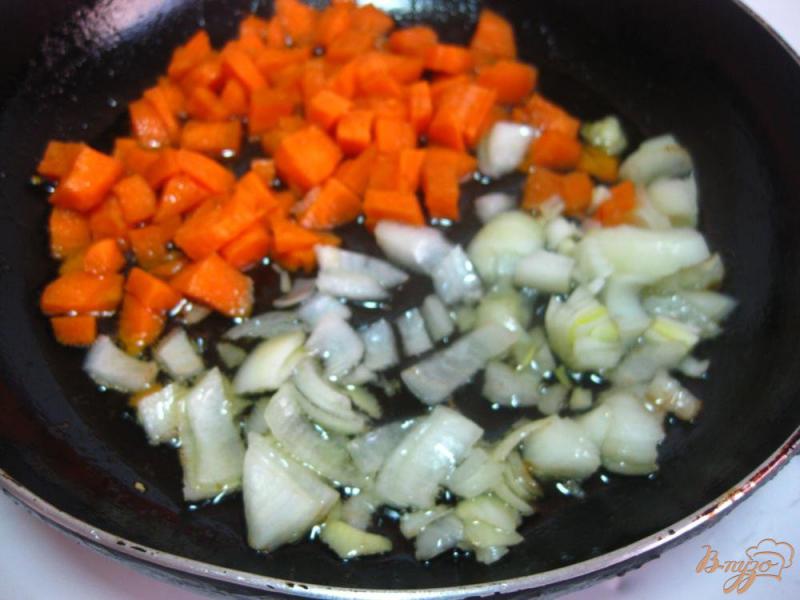 Фото приготовление рецепта: Картофель с грибами в горшочке шаг №5