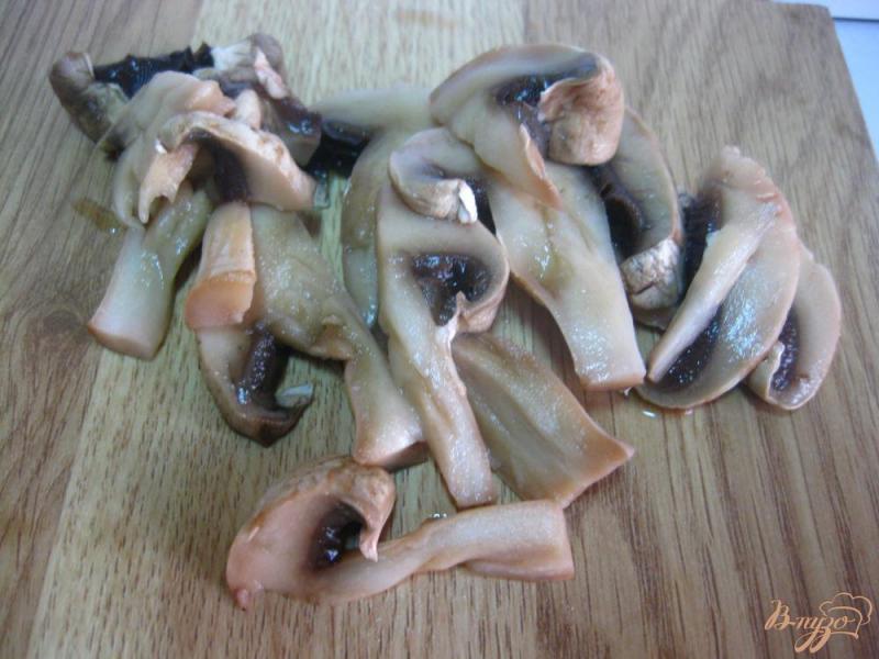 Фото приготовление рецепта: Картофель с грибами в горшочке шаг №4