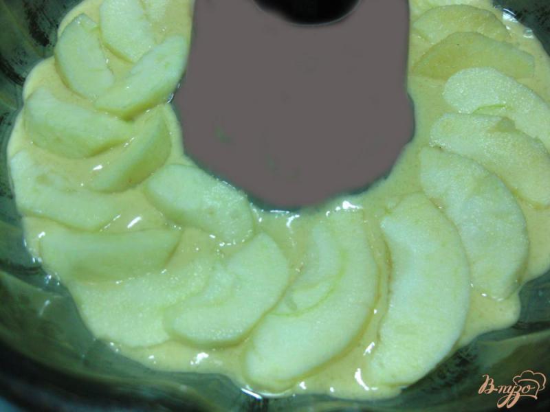 Фото приготовление рецепта: Шарлотка с яблоками шаг №10