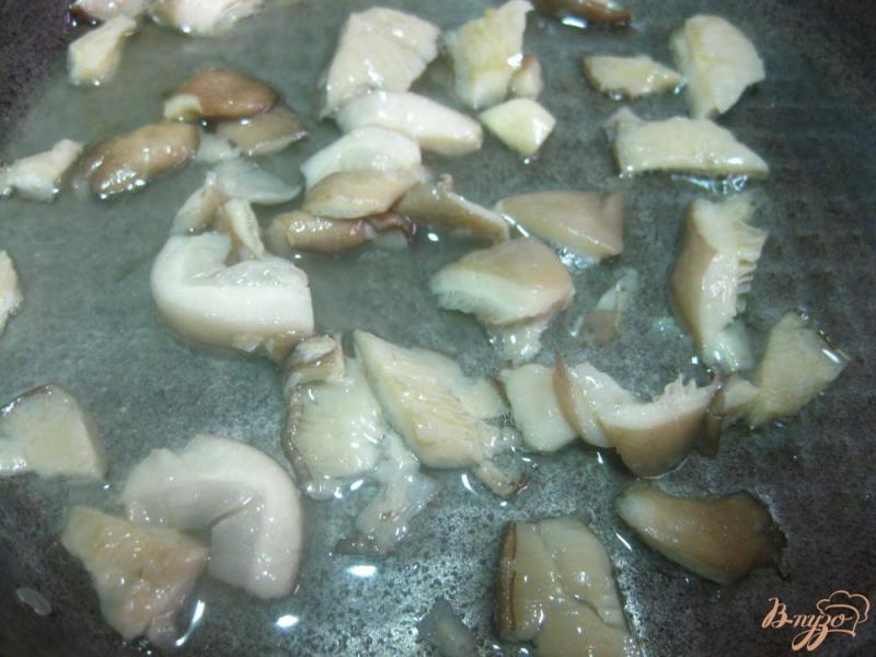 Фото приготовление рецепта: Салат с грибами и рисом шаг №3