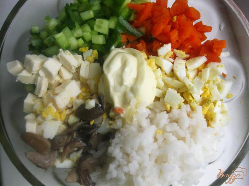 Фото приготовление рецепта: Салат с грибами и рисом шаг №8