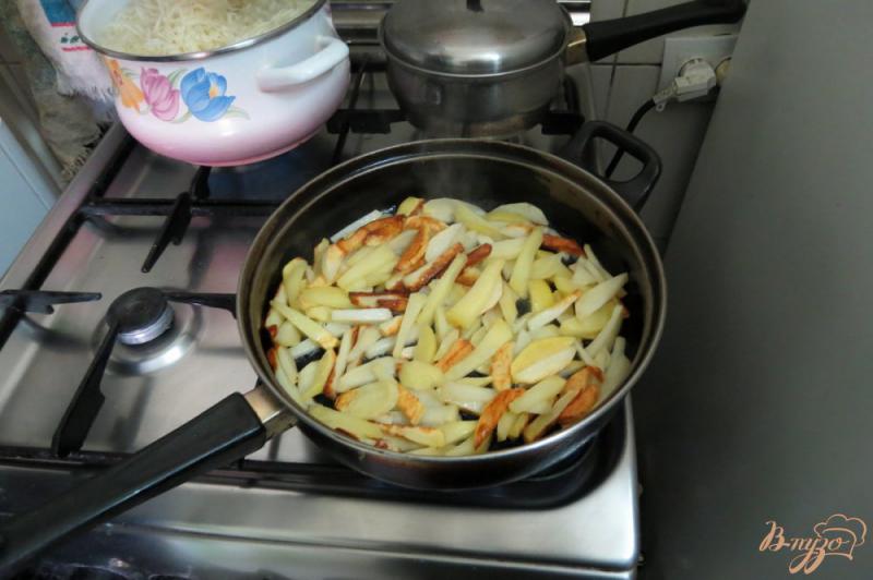 Фото приготовление рецепта: Картофель жареный с грибами шаг №4