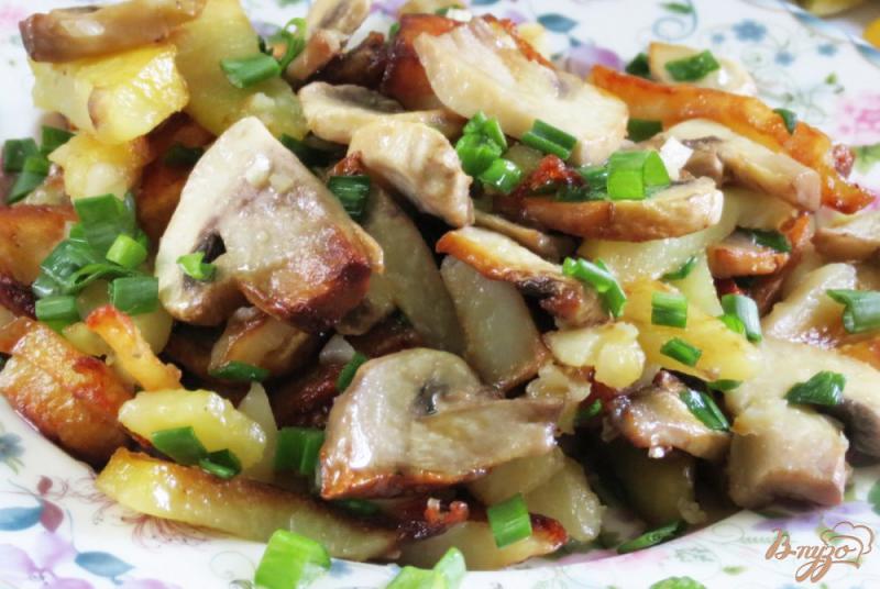 Фото приготовление рецепта: Картофель жареный с грибами шаг №8