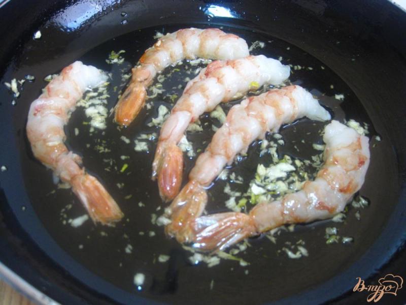 Фото приготовление рецепта: Креветки в соево-чесночном соусе шаг №7