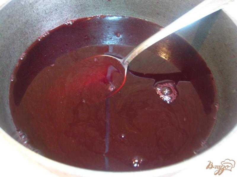 Фото приготовление рецепта: Порционный вишневый желейный десерт в форме шаг №3