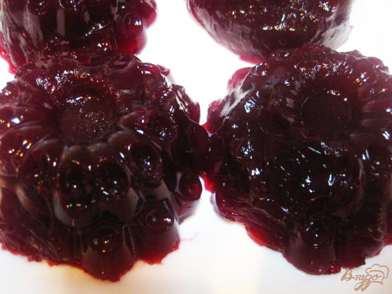 Фото приготовление рецепта: Порционный вишневый желейный десерт в форме шаг №5