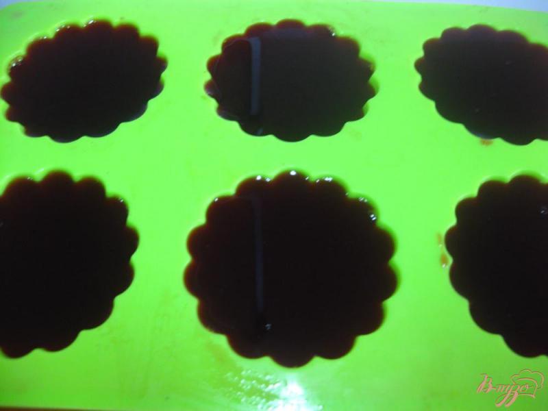 Фото приготовление рецепта: Порционный вишневый желейный десерт в форме шаг №4