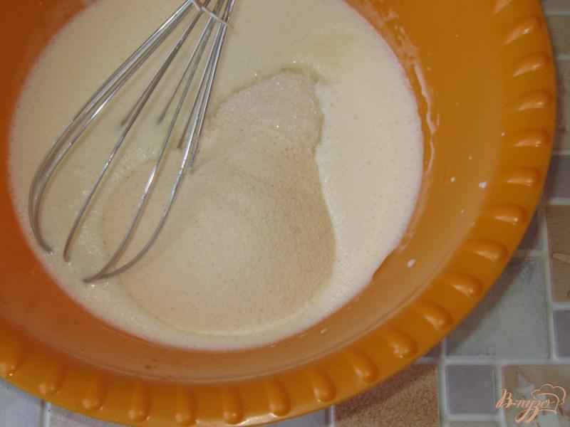 Фото приготовление рецепта: Нежный манник на кефире без яиц шаг №3