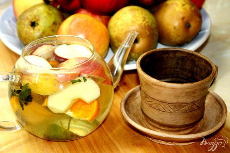 Фото приготовление рецепта: Мятный чай с цветками липы и фруктами шаг №5