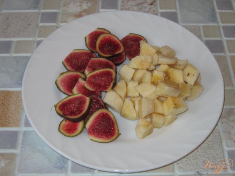Фото приготовление рецепта: Творожный мусс с инжиром и бананом шаг №4