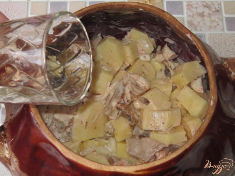 Фото приготовление рецепта: Вешенки запеченные с картофелем в горшочке шаг №7