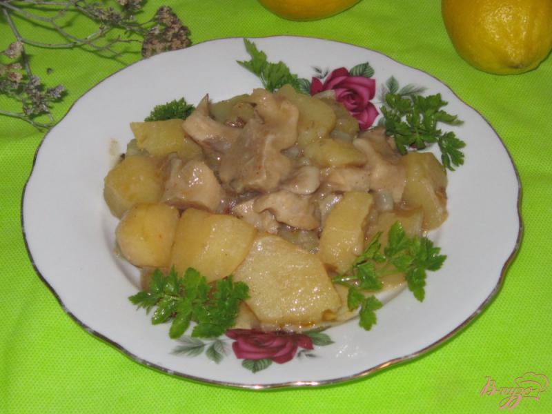 Фото приготовление рецепта: Вешенки запеченные с картофелем в горшочке шаг №8