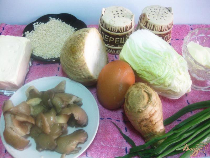Фото приготовление рецепта: Салат с сельдереем грибами и кунжутом шаг №1