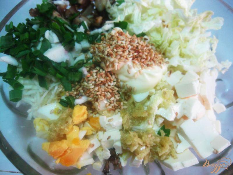Фото приготовление рецепта: Салат с сельдереем грибами и кунжутом шаг №8