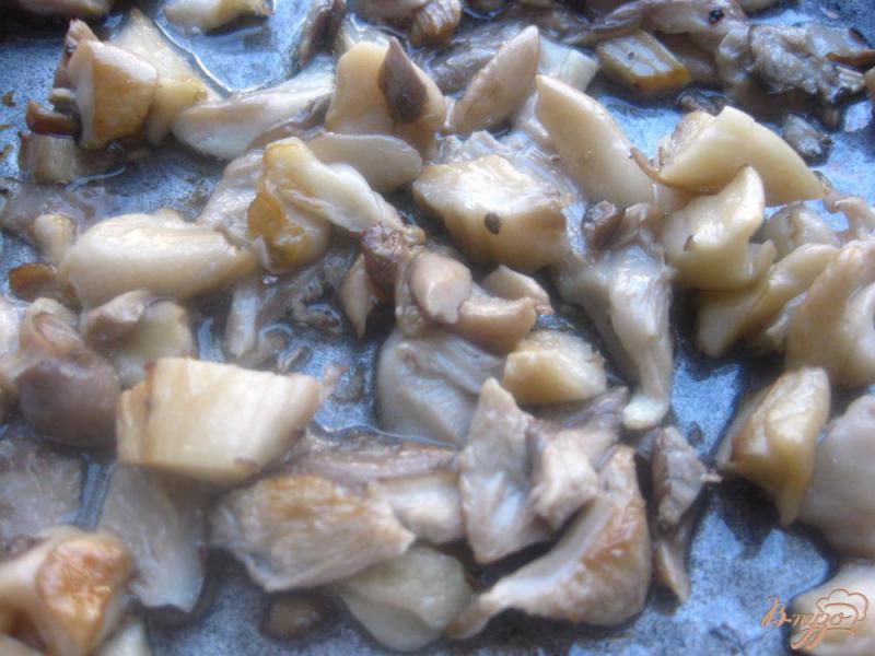 Фото приготовление рецепта: Салат с сельдереем грибами и кунжутом шаг №2