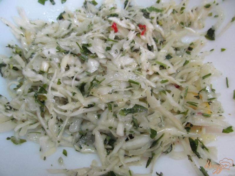 Фото приготовление рецепта: Греческий салат из капусты шаг №3