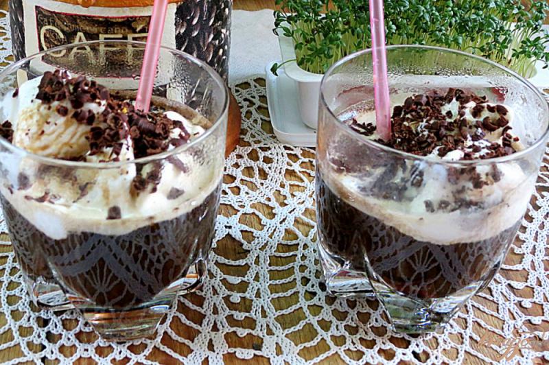 Фото приготовление рецепта: Кофе с шоколадом и мороженым шаг №6