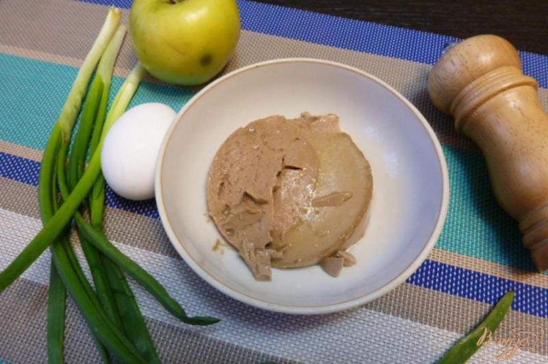 Фото приготовление рецепта: Салат из печени минтая с яблоком шаг №1