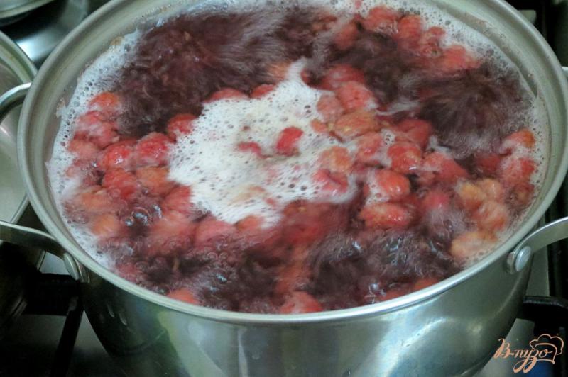 Фото приготовление рецепта: Кисель с ягодами малины шаг №4