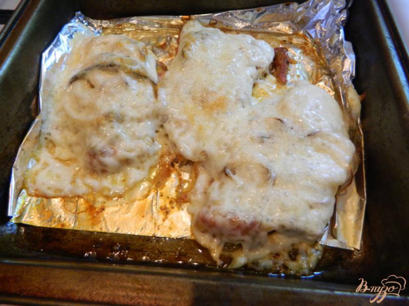 Фото приготовление рецепта: Мясо запеченное в духовке под сыром шаг №5