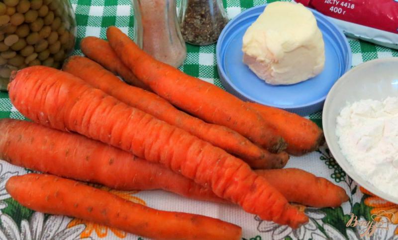 Фото приготовление рецепта: Морковь с зелёным горошком в молочном соусе шаг №1