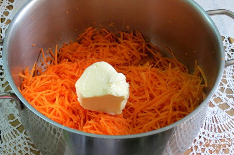 Фото приготовление рецепта: Морковь с зелёным горошком в молочном соусе шаг №2