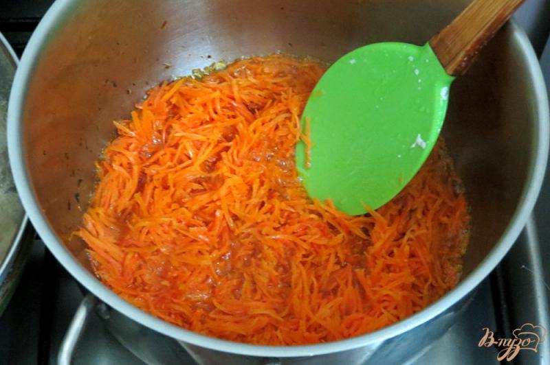 Фото приготовление рецепта: Морковь с зелёным горошком в молочном соусе шаг №3