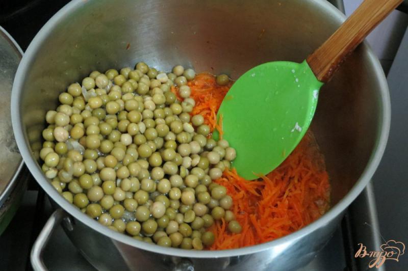 Фото приготовление рецепта: Морковь с зелёным горошком в молочном соусе шаг №4