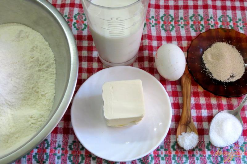 Фото приготовление рецепта: Пирог дрожжевой с капустой и лесными грибами шаг №1