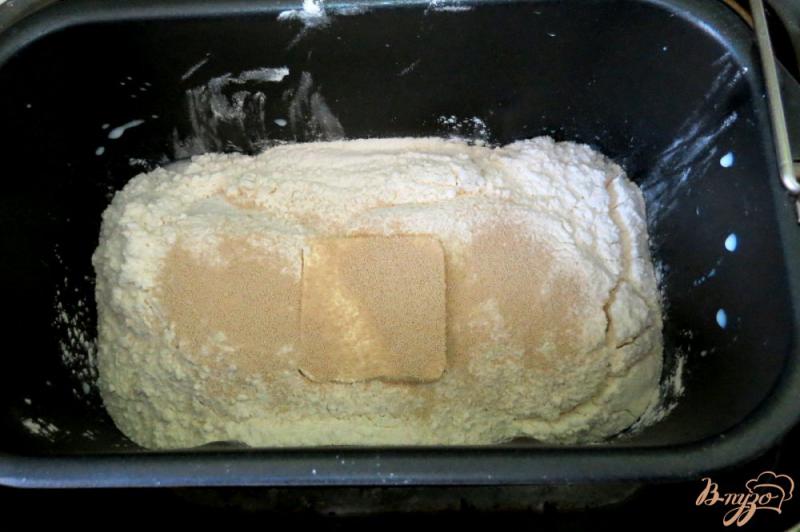 Фото приготовление рецепта: Пирог дрожжевой с капустой и лесными грибами шаг №3