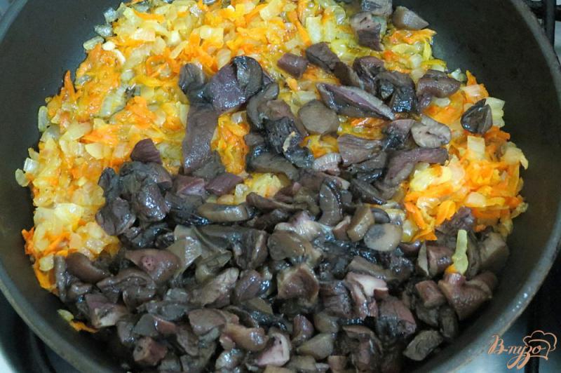 Фото приготовление рецепта: Пирог дрожжевой с капустой и лесными грибами шаг №7