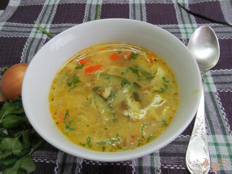 Фото приготовление рецепта: Овощной суп с яйцом и кукурузной крупой шаг №4