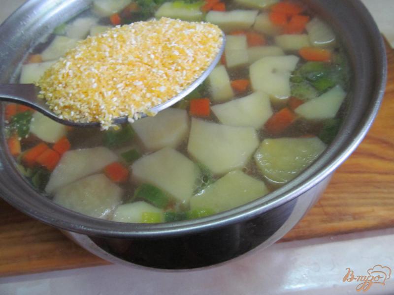 Фото приготовление рецепта: Овощной суп с яйцом и кукурузной крупой шаг №2
