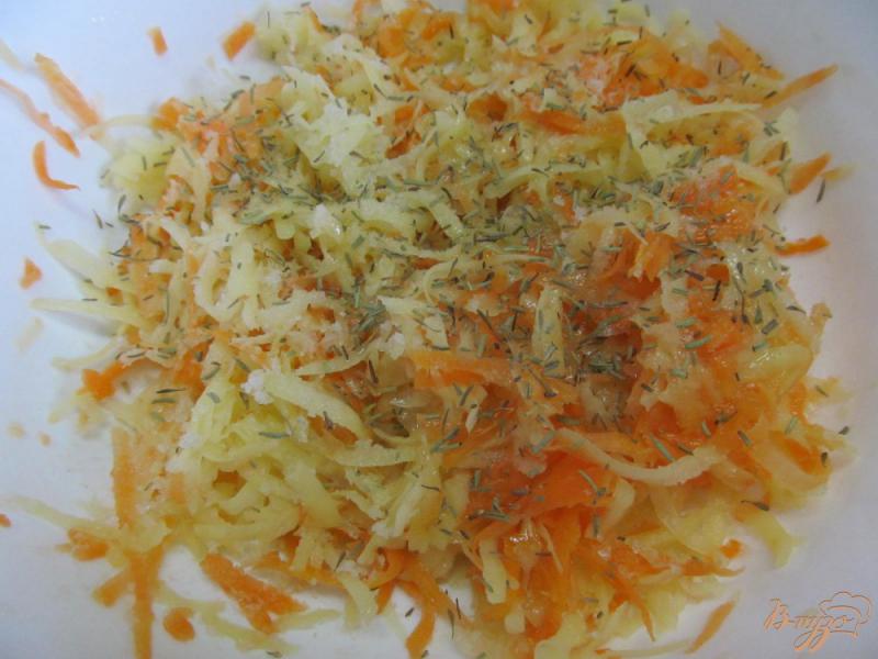 Фото приготовление рецепта: Решти с салатом и яйцом пашот шаг №2