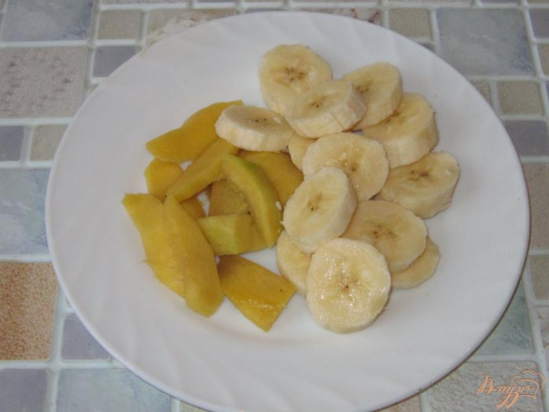 Фото приготовление рецепта: Творожный мусс с манго и бананом шаг №4