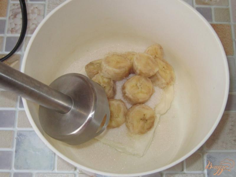 Фото приготовление рецепта: Творожно-банановый мусс с шоколадной крошкой шаг №2