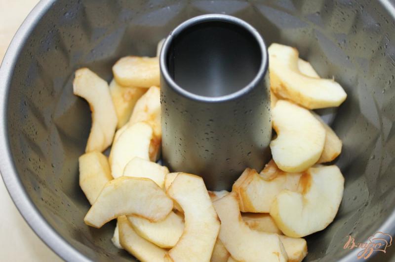 Фото приготовление рецепта: Шарлотка с яблоками и бананами в шоколадной глазури шаг №5