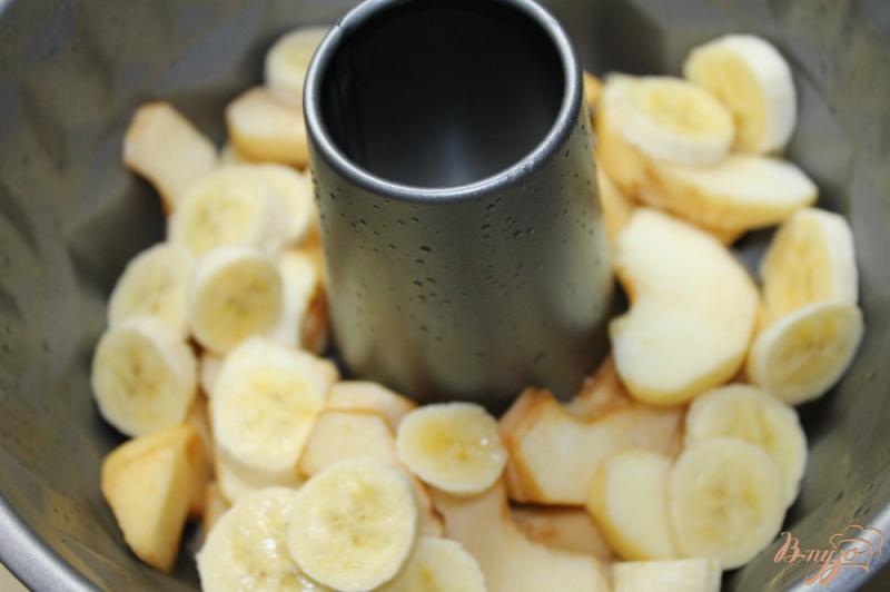 Фото приготовление рецепта: Шарлотка с яблоками и бананами в шоколадной глазури шаг №6