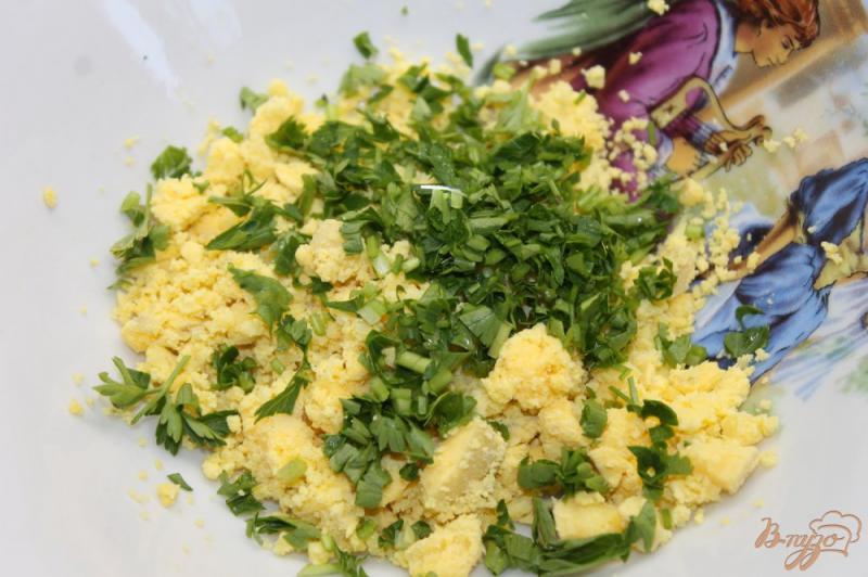 Фото приготовление рецепта: Фаршированные яйца тунцом и зеленью шаг №3