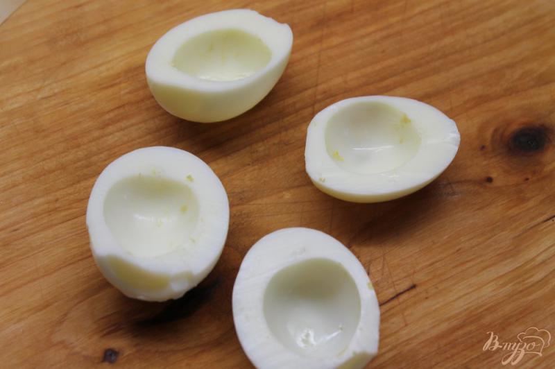 Фото приготовление рецепта: Фаршированные яйца тунцом и зеленью шаг №1
